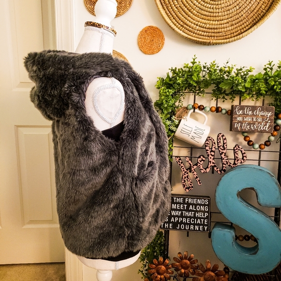 ZARA GIRLS FUR VEST SLEEVELESS OUTERWEAR 11-12 - Picture 3 of 8